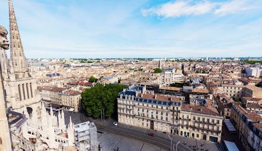 Can tourists obtain weed in Bordeaux legally? Can tourists buy cbd products (cbd edibles, cbd oil, vape liquids, pills) in Bordeaux?