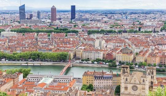 can tourists obtain weed in Lyon legally