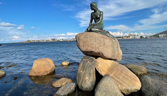 Discover the cannabis (weed) culture in Copenhagen and how to legally obtain marijuana.