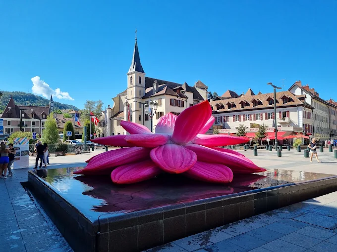 Cannabis culture in Annecy, France, with Lake Annecy, alpine scenery and the historic Old Town